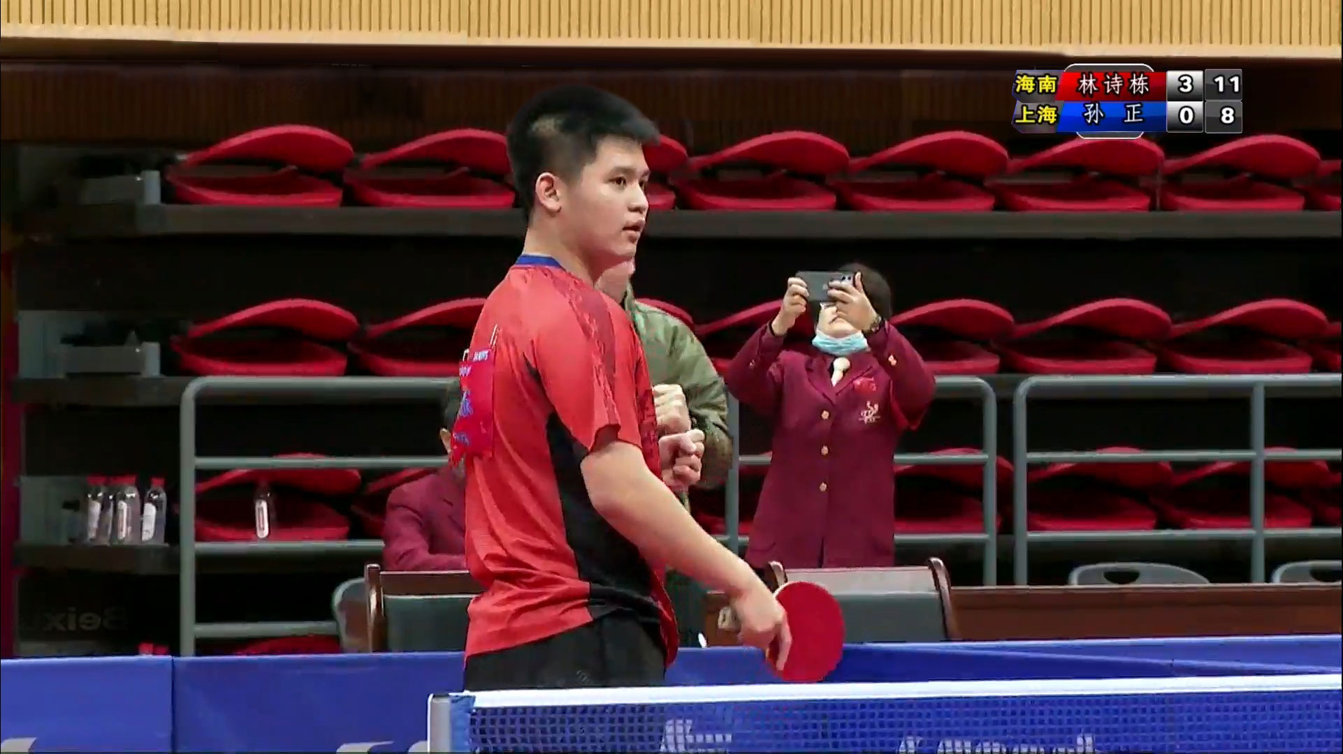 不少球迷在 不少球迷在